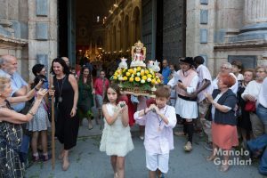 El "Jesuset del Carmen" portado por los niños de la cofradía. Foto de manolo Guallart.