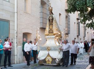 La Virgen del Carmen en procesión por su barrio en Valencia. Foto de Manolo Guallart.