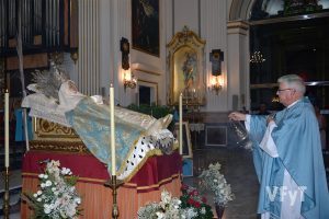 El párroco, José María Calza, incensa la imagen de la Dormición de María. Foto de Rafa Montesinos.