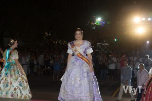 La Reina de las Fiestas de Paterna, Gema Montoliu, a su llegada al ayuntamiento. Foto de Manolo Guallart.