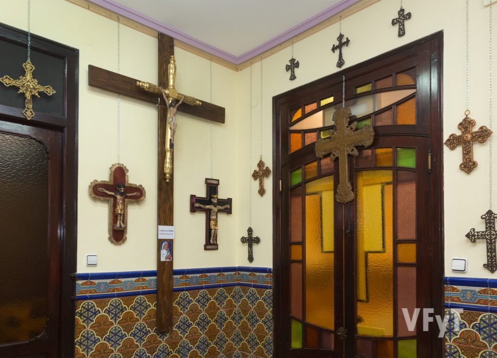 La "Cruz de los Pobres Santa Madre Teresa de Calcuta" (izda.) en el VII Salón Internacional de Valencia. Foto de Manolo Guallart.