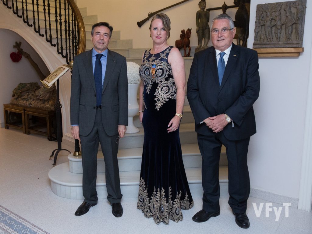 Vicent Navarro (presidente dels Jocs Florals), la Regina Bettina Vöhringer y Enric Esteve (presidente de Lo Rat Penat). Foto de Manolo Guallart.
