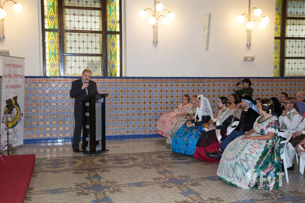 Miguel Ángel Bustos presentando el acto. Foto de Manolo Guallart.