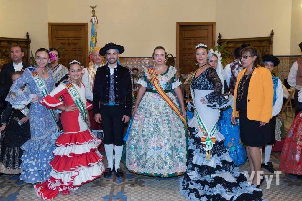 Fiestas valencianas y Casas Regionales quisieron homenajear a Ester Vicent. Foto de Manolo Guallart.
