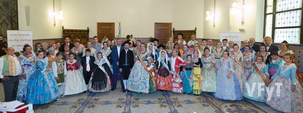 Fotografía de grupo con todos los representantes festivos en el acto de la exaltación de la Reina de l´Horta. Foto de Manolo Guallart.