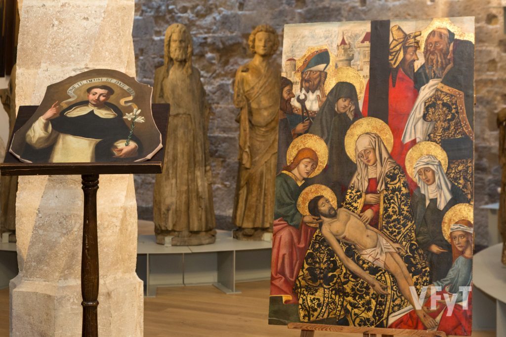 El óleo de San Vicente Ferrer y la tabla del "Descendimiento de Cristo de la Cruz". Foto de Manolo Guallart.