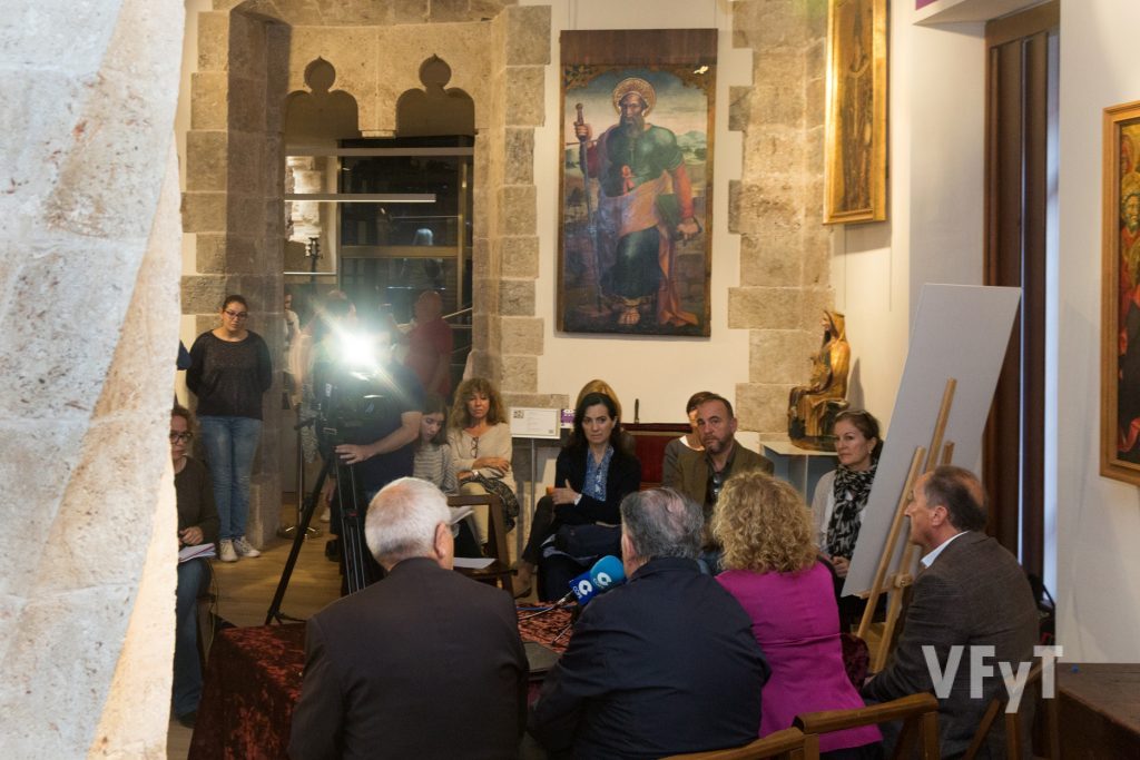 Aspecto de la rueda de prensa con la tabla de San Pablo al fondo. Foto de Manolo Guallart.