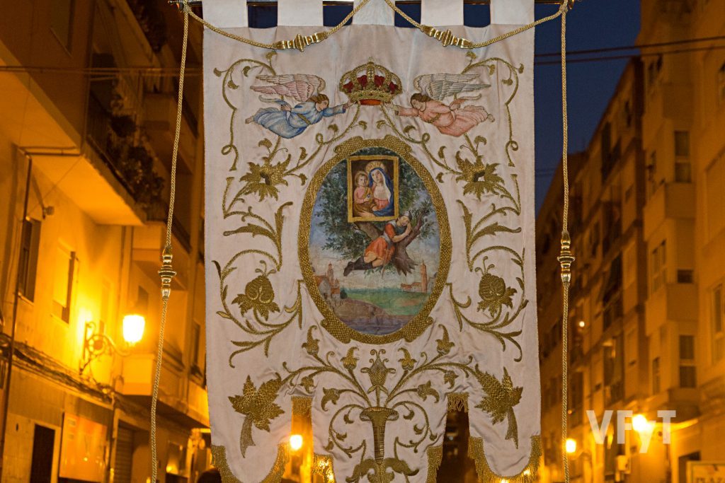 Estandarte de la Virgen de Monteolivete en la procesión nocturna. Foto de Manolo Guallart.