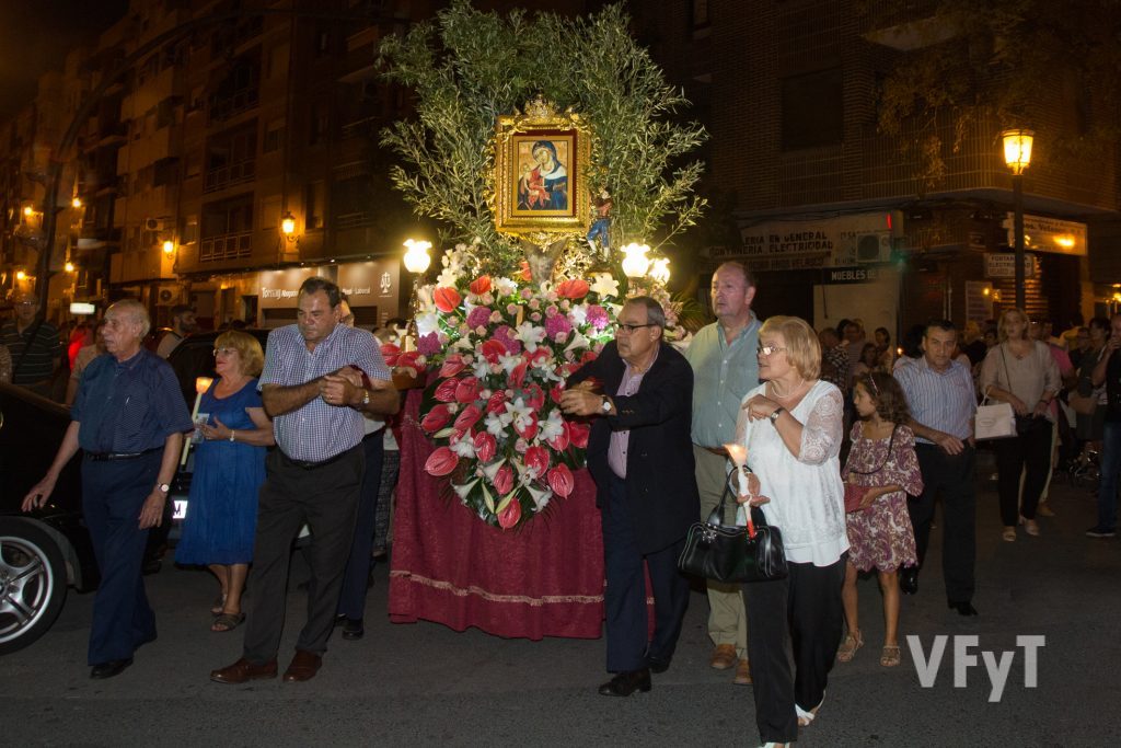 Momento de la solemne procesión de Nuestra Señora de Monteolivete por su barrio de Valencia. Foto de Manolo Guallart.