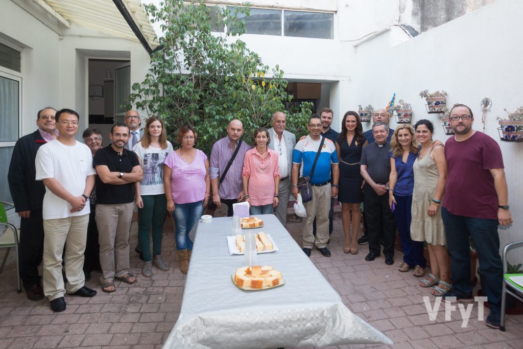 Con voluntarios y residentes en "Vilafarell" (Burjassot) de la Fundación MAIDES. Foto de Manolo Guallart.
