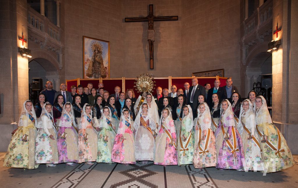 Las Falleras Mayores de Valencia y sus Cortes de Honor con los Seguidores de la Virgen tras el Besamano en la capilla de la Escolanía. Foto de Manolo Guallart.