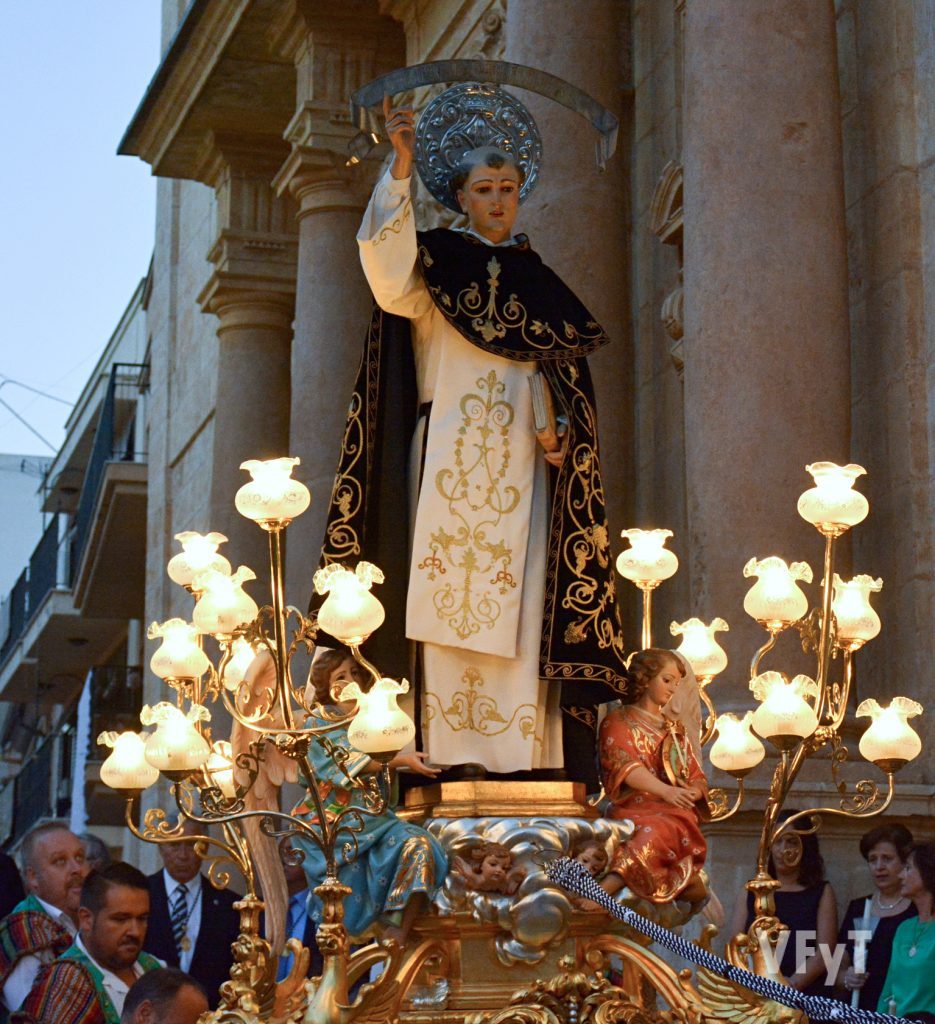 Salida de San Vicente Ferrer de la parroquia de la Asunción en Lliria. Foto de Vicente Almenar.