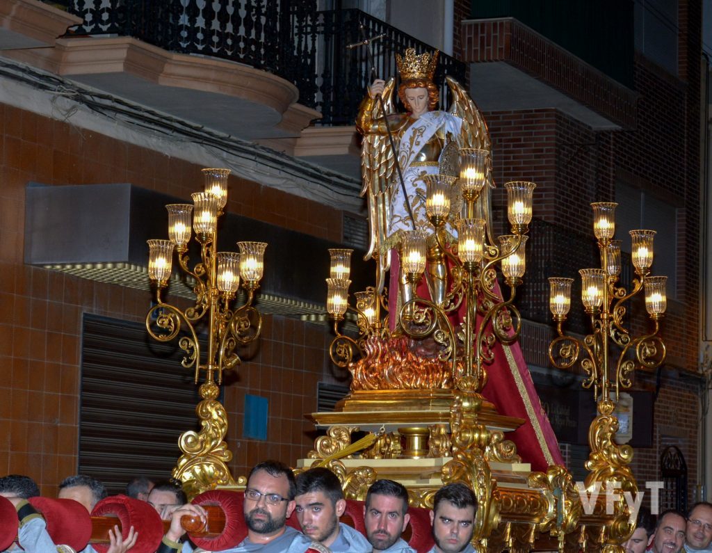San Miguel en procesión por las calles de Lliria. Foto de Vicente Almenar.