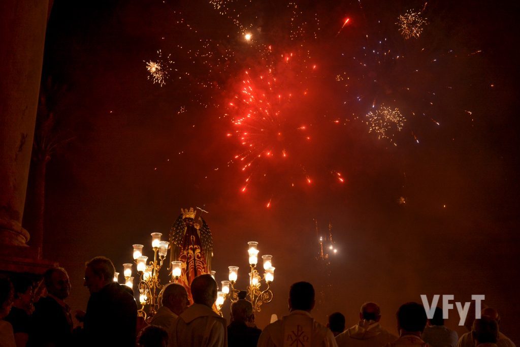 Apoteósico final de la procesión de San Miguel en Lliria. Foto de Vicente Almenar.