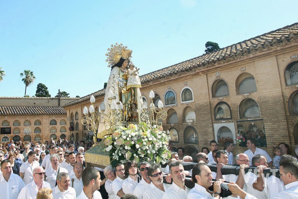 Visita de la Virgen de los Desamparados al Cementerio General en 2010 con motivo del 50º aniversario de la colocación de la imagen sobre la capilla. Foto de Manolo Guallart.