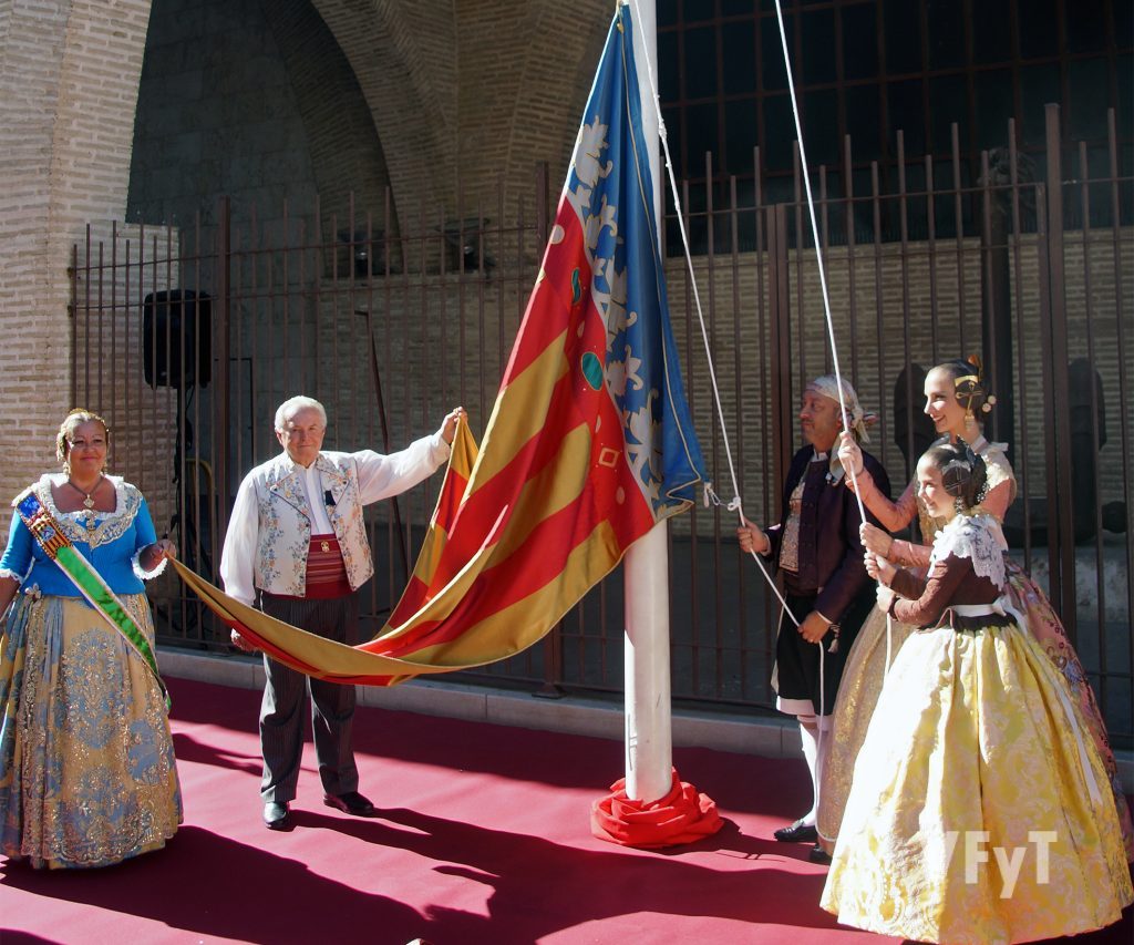 Las Falleras Mayores de Valencia, Raquel Alario y Clara María Parejo, izaron la Real Senyera. Foto de Antonio Cerveró.