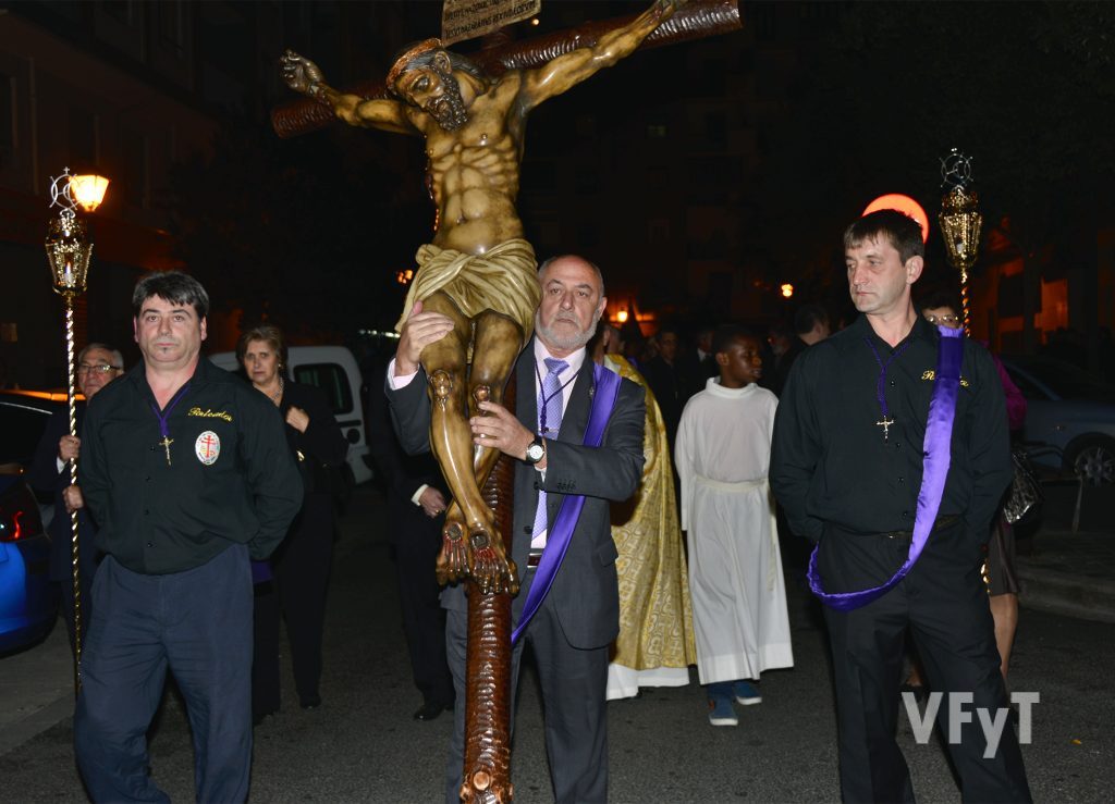 Francisco Carles, presidente de la Junta Mayor de la Semana Santa Marinera, portando el Cristo de la Concordia. Fotografía de Rafa  Montesinos.