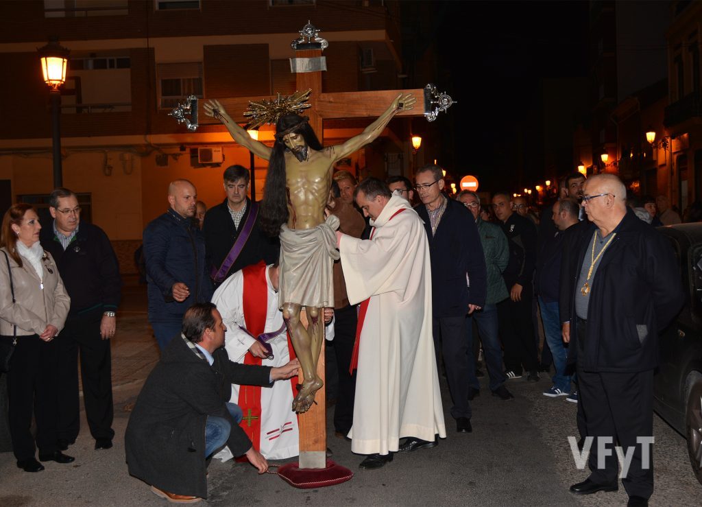 Cristo del Salvador y del Amparo en una de sus tradicionales paradas durante la procesión por el Cabanyal. Fotografía de Rafa Montesinos.