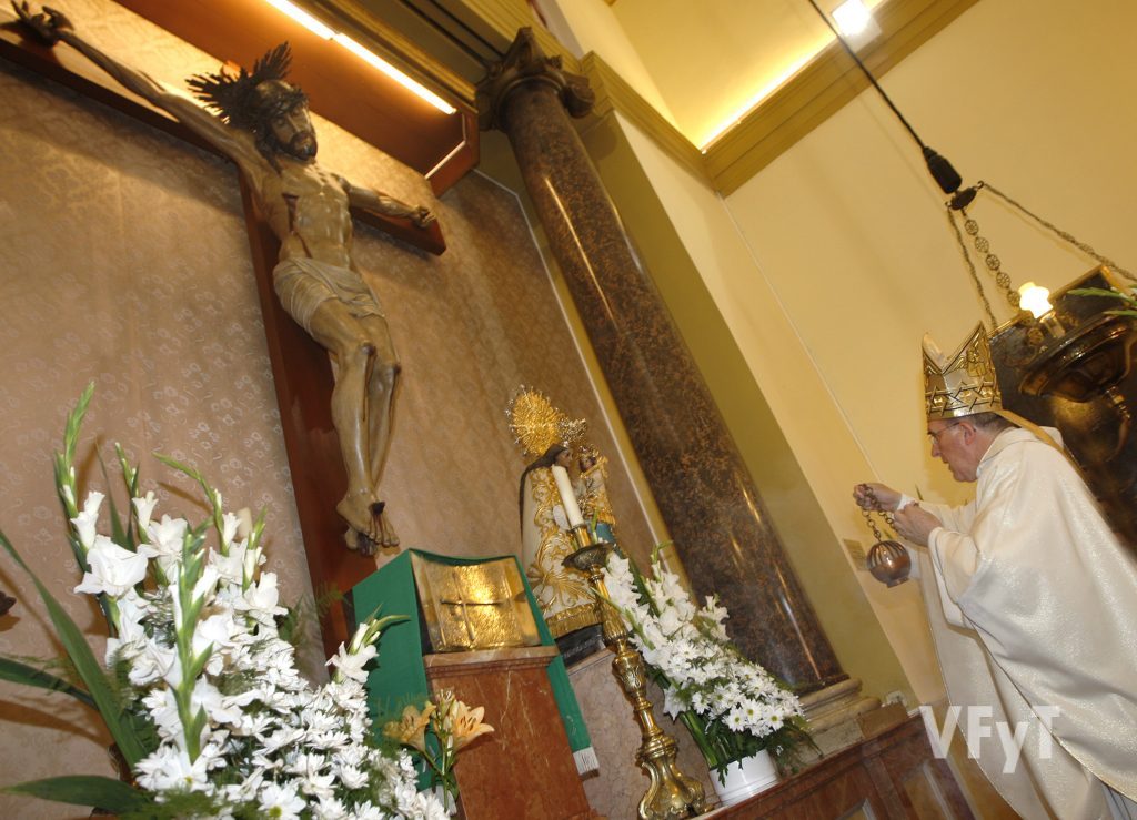 El arzobispo de Valencia Carlos Osoro inciensa la nueva imagen de la Virgen de los Desamparados en la capilla del Cementerio General de Valencia el 13 de junio de 2010. Foto de Manolo Guallart.