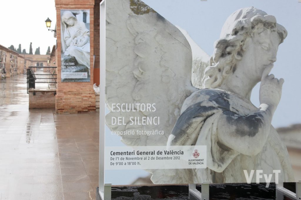 Detalle de la monumental exposición fotográfica "Escultores del Silencio", obra de Manolo Guallart.