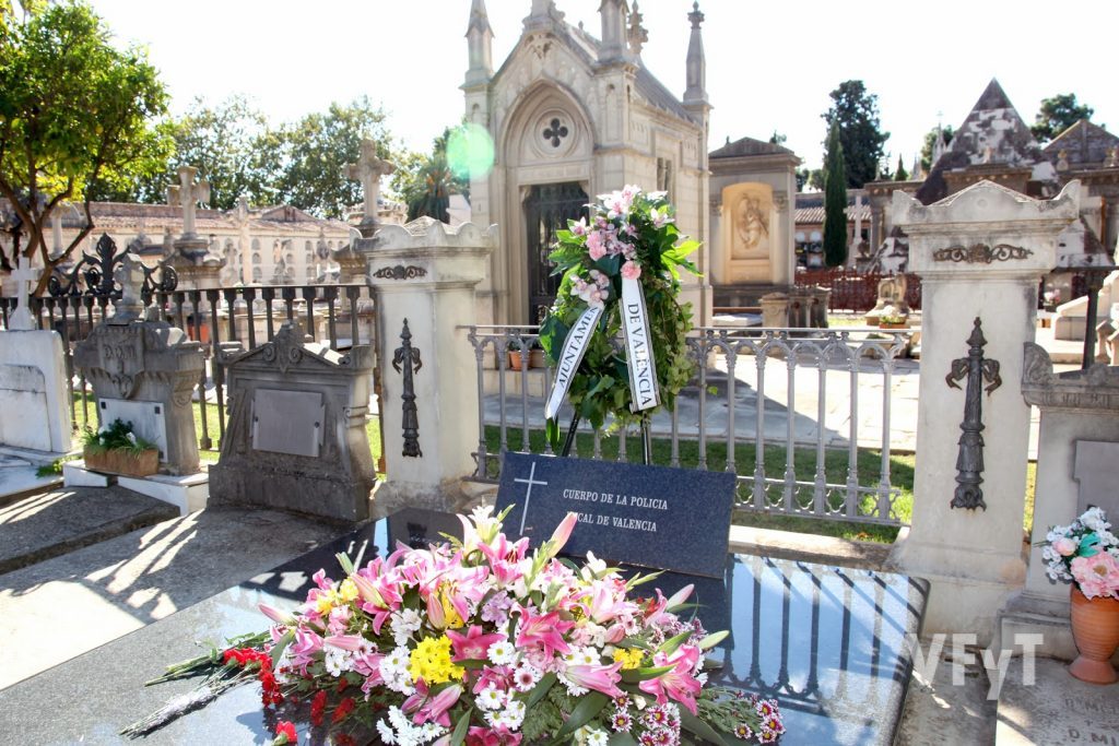 Flores en memoria de los fallecidos de la Policía Local. Cementerio General de Valencia. Foto de Manolo Guallart.