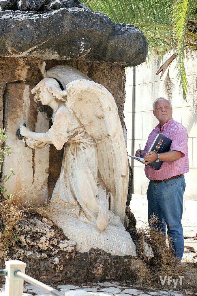 El historiador Rafael Solaz observando detalles en el Cementerio General de Valencia. Foto de Manolo Guallart.