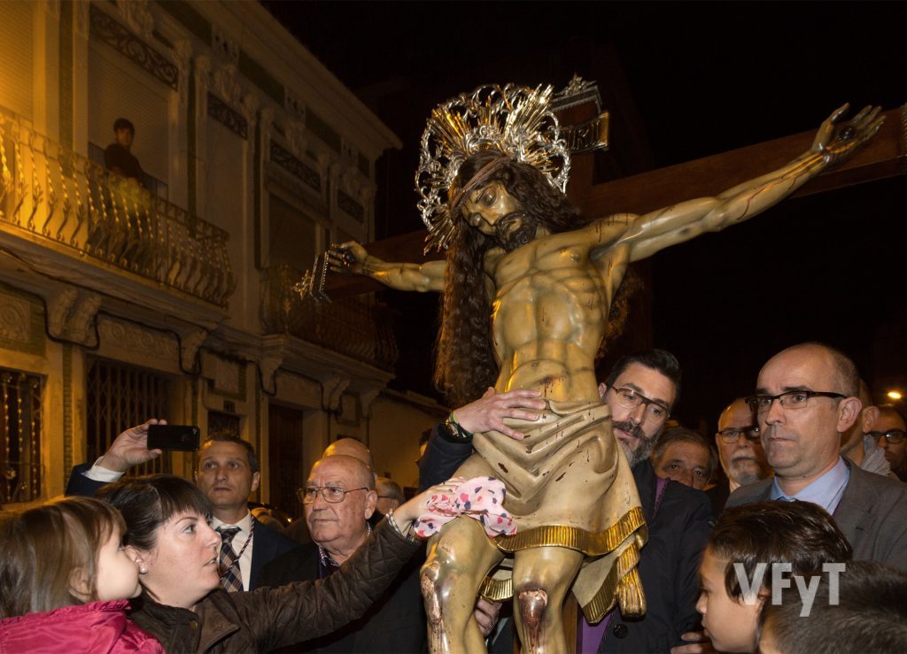 El Cristo del Salvador en su procesión por el barrio del Cabanyal. Fotografía de Manolo Guallart.