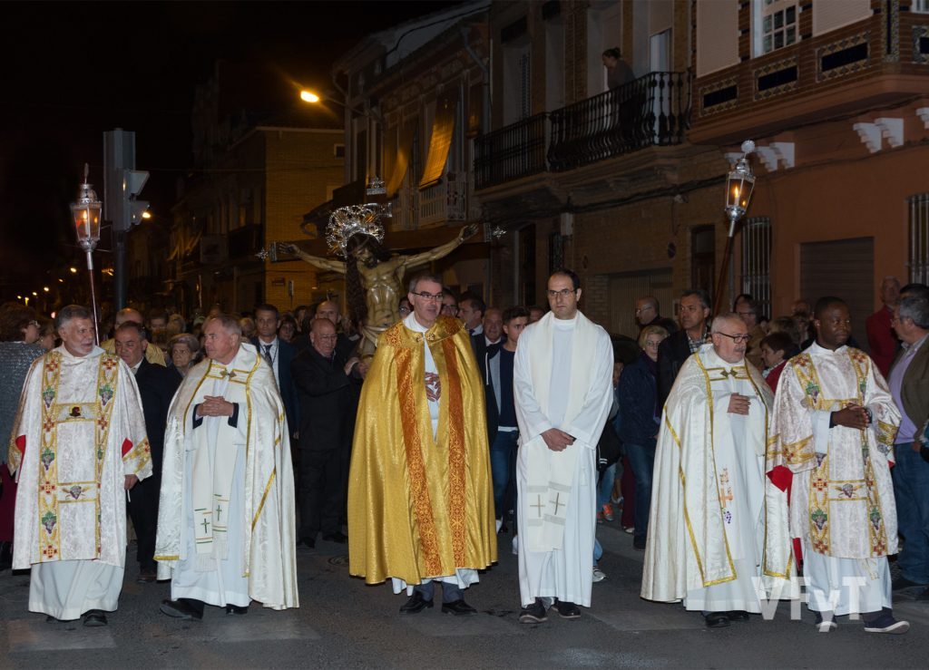 Sacerdotes en la procesión del Cristo del Salvador en su procesión del 75º aniversario. Fotografía de Manolo Guallart.