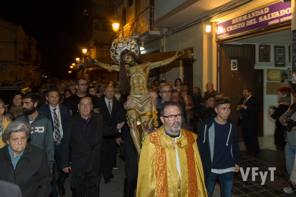 El paso del Cristo del Salvador por delante de la sede de su cofradía, precedido por el párroco Jesús Cervera. Foto de Manolo Guallart.