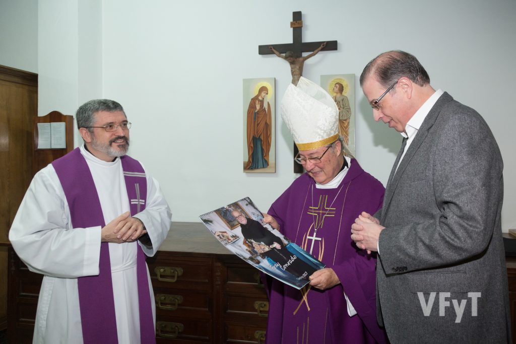 Fernando Sánchez (presidente de los Amigos de San Antonio) entrega al obispo Esteban Escudero el calendario dedicado a Fray Conrado, en presencia del Padre Provincial de los Capuchinos, José Vicente Martínez.