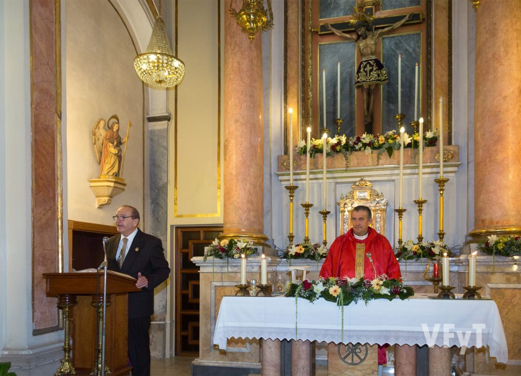 Julio Crespo, presidente de la Cofradía del Cristo de la Fe, relatando la historia de la imagen. Foto de Manolo Guallart.