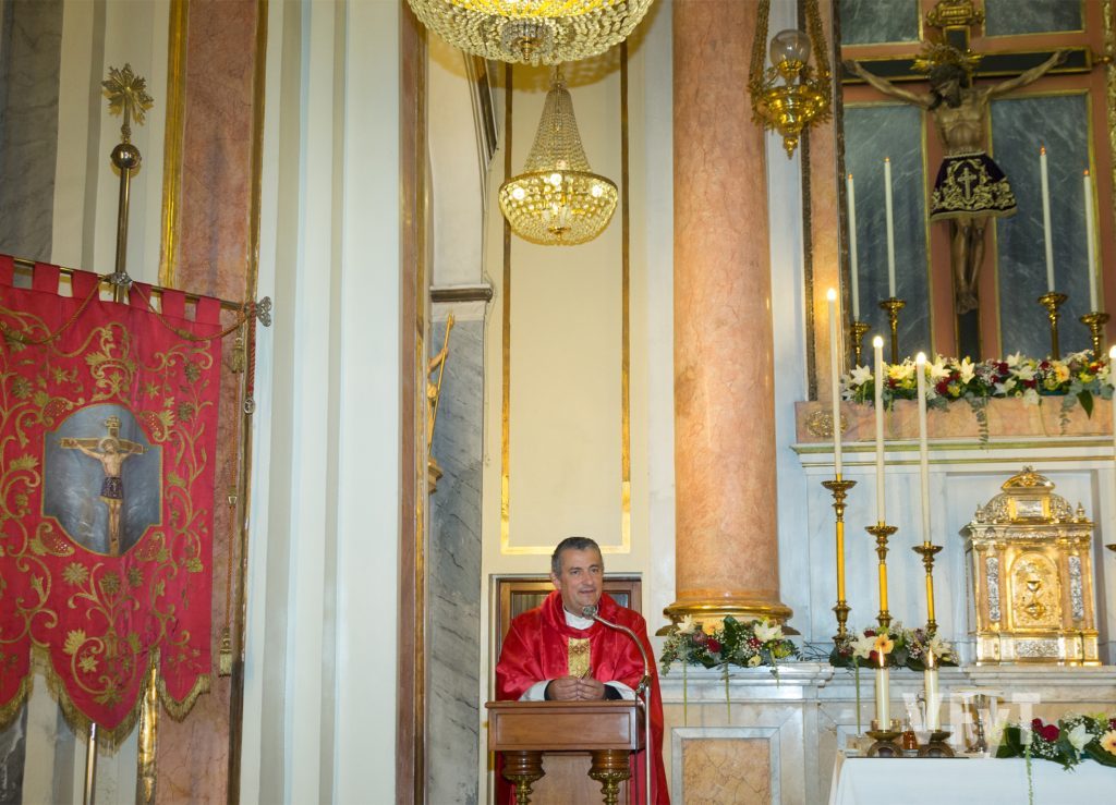 El párroco de Santa Mónica, José-Ricardo Albelda, en su homilía con el Cristo de la Fe en el altar. Foto de Manolo Guallart.