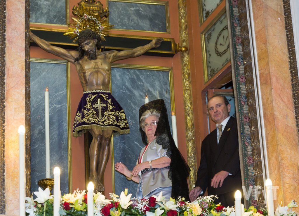 La Camarera Mª Carmen Crucese, en el camarín del Cristo de la Fe acompañada por su presidente. Foto de Manolo Guallart.