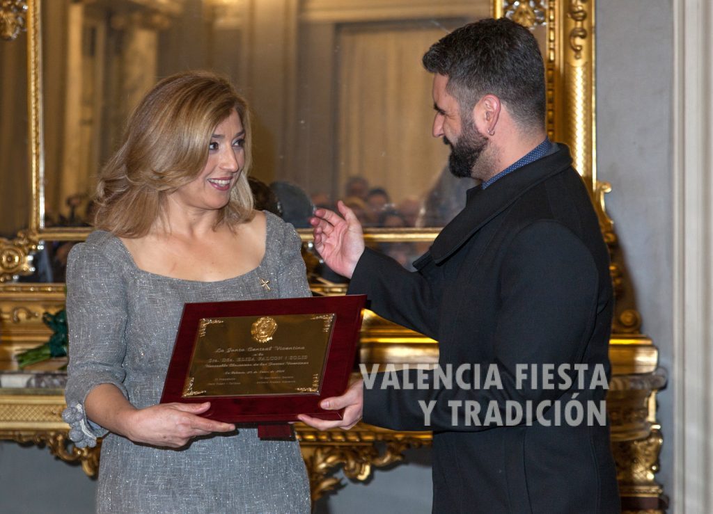 María Falcón recibe de Pere Fuset el nombramiento como Honorable Clavariesa.