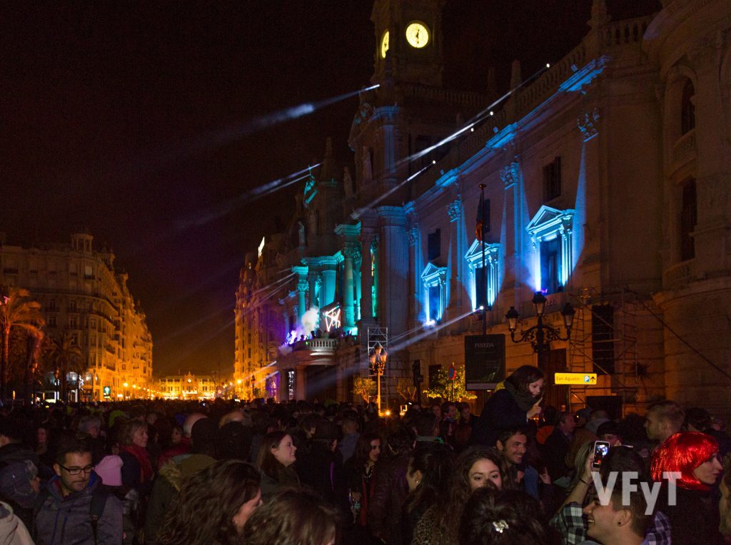 Nochevieja en la plaza del Ayuntamiento de Valencia. Foto de Manolo Guallart.