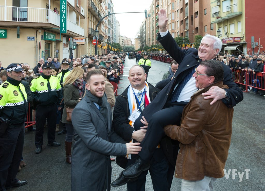 El presidente de los Antonianos, Miguel Albors, es levantado a hombros en su despedida. Foto de Manolo Guallart.