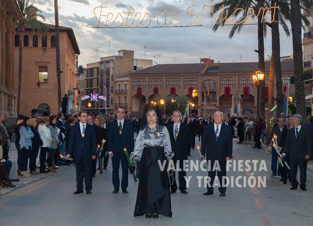 En la solemne procesión vespertina de San Vicente Ferrer en Lliria.