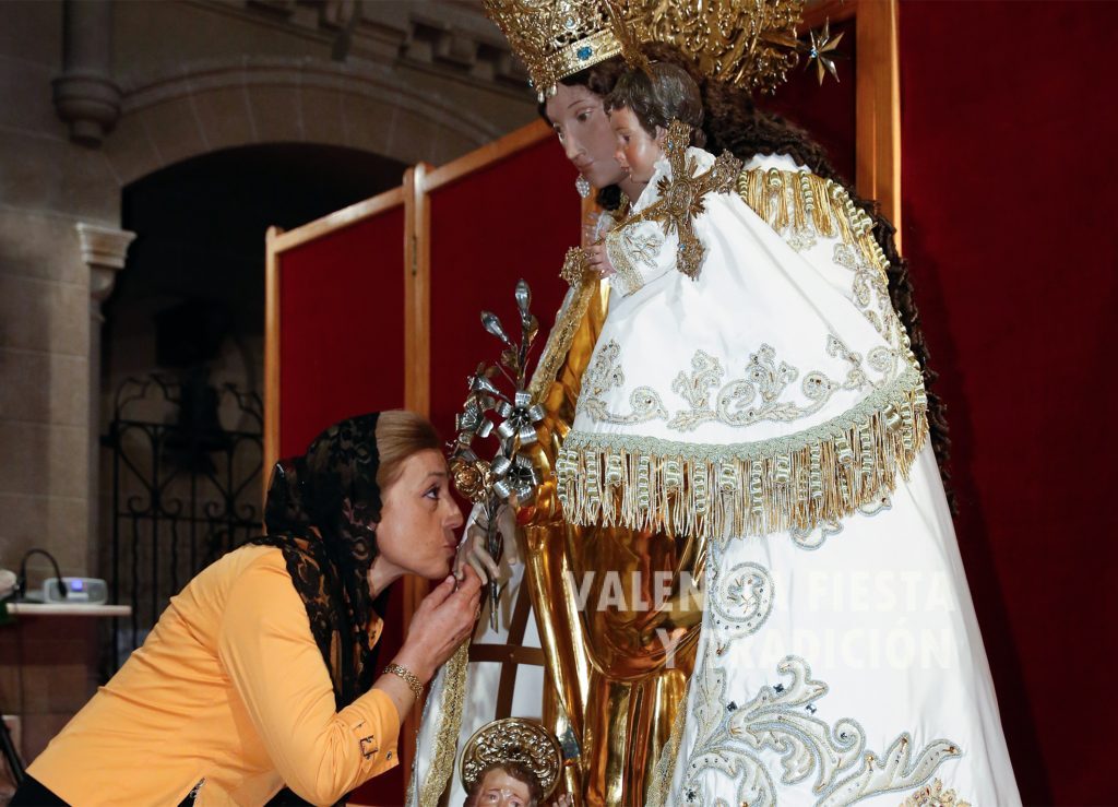 Besando la mano de la imagen de la Virgen de los Desamparados en la capilla de la Escolanía.