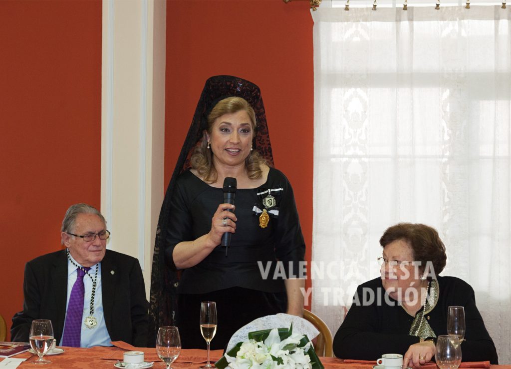 Acompañada por Emilio Lisart (en su último acto como presidente del Altar de La Cañada) y su esposa Amparo Reyes (HC del año 2000).