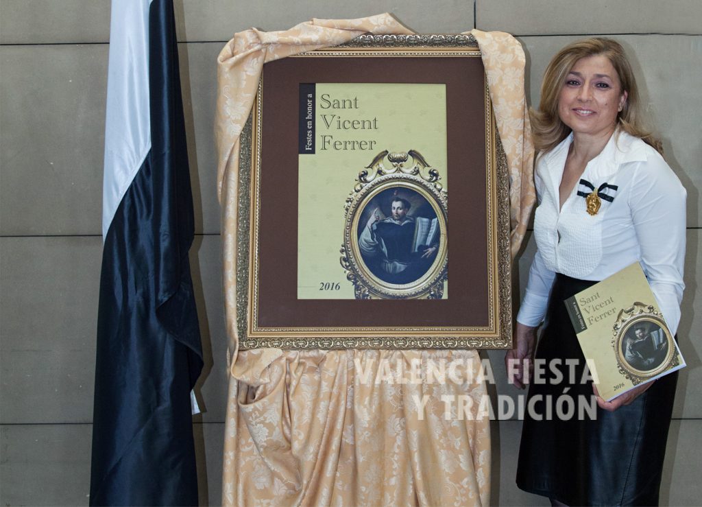 Con el Libro Oficial de la Junta Central Vicentina para el año 2016.