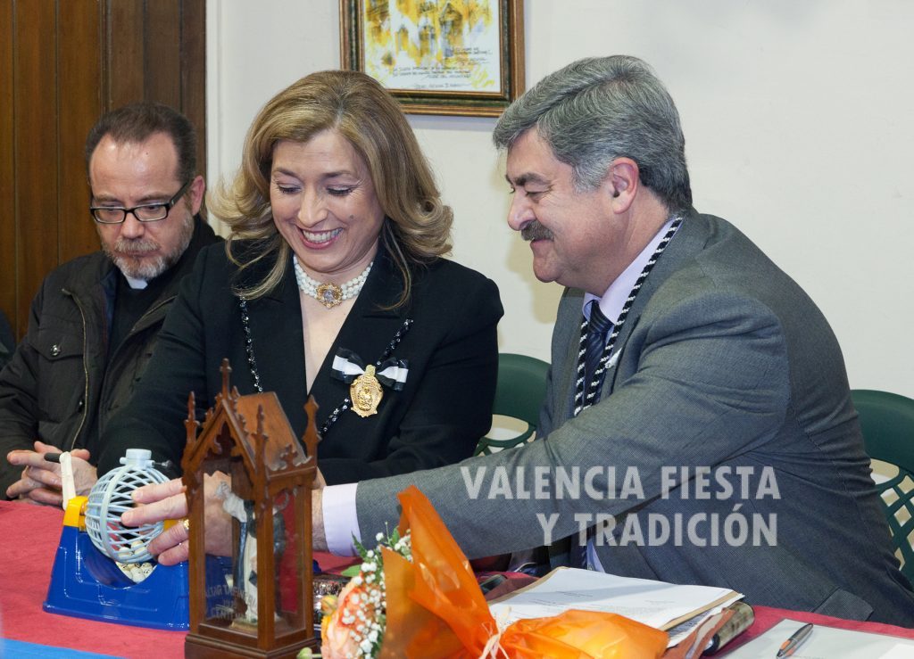 En el "llar" del Mocadoret, con su presidente Manuel Ferri, en la elección (por sorteo) de la clavariesa mayor. 