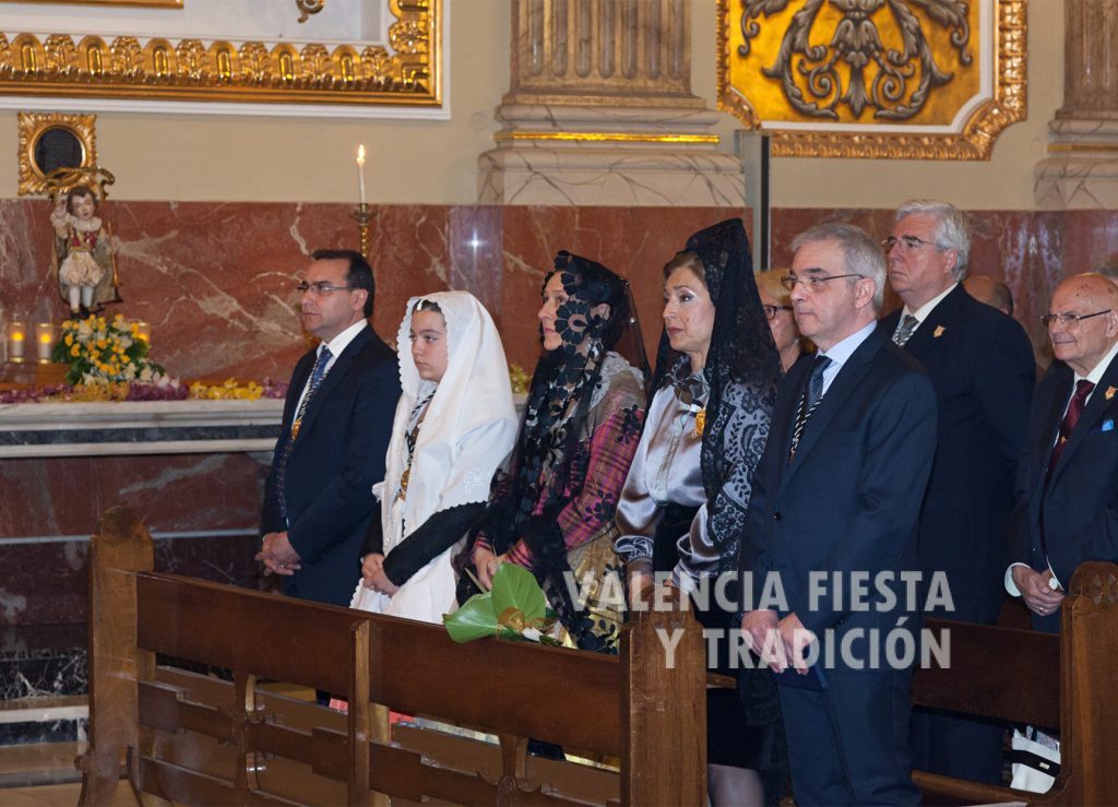 En la misa solemne del Altar del Ángel Custodio, junto con el secretario general de la JCV, acompañando a las clavariesas mayores y al presidente de la asociación.