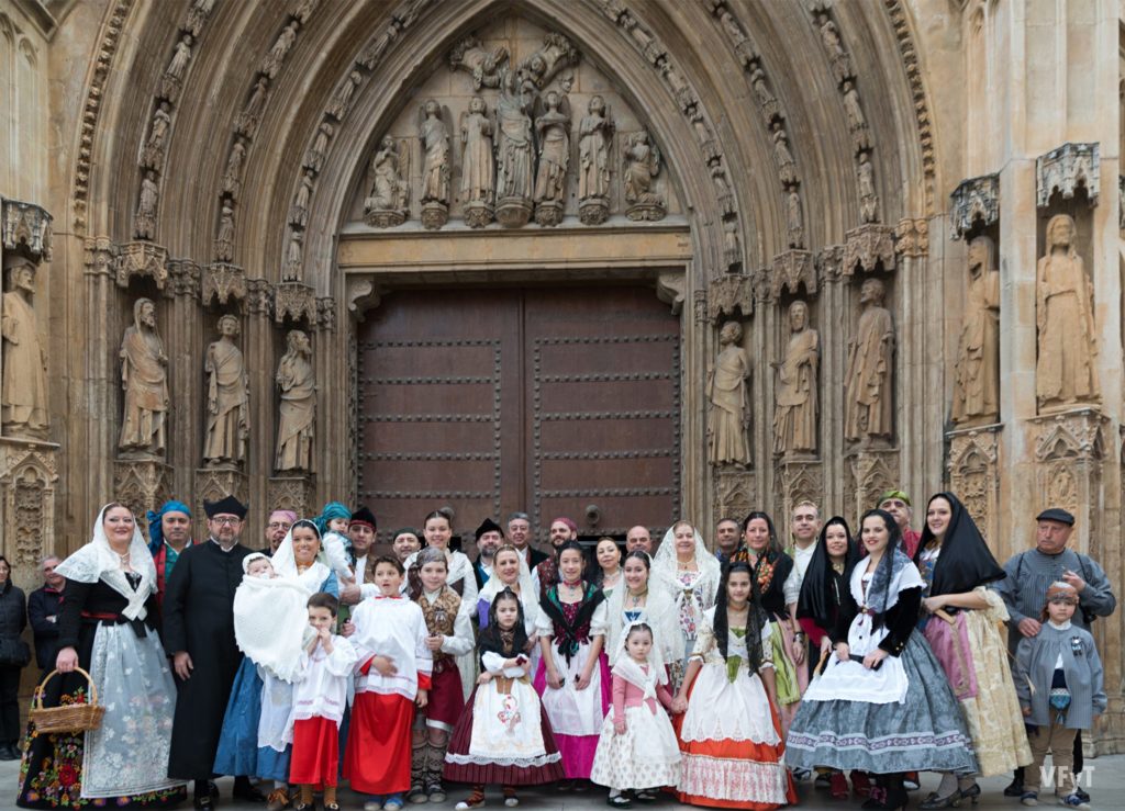 Grupo de la falla "Tio Pep" en la Puerta de los Apóstoles de la Catedral de Valencia. Foto de Manolo Guallart.