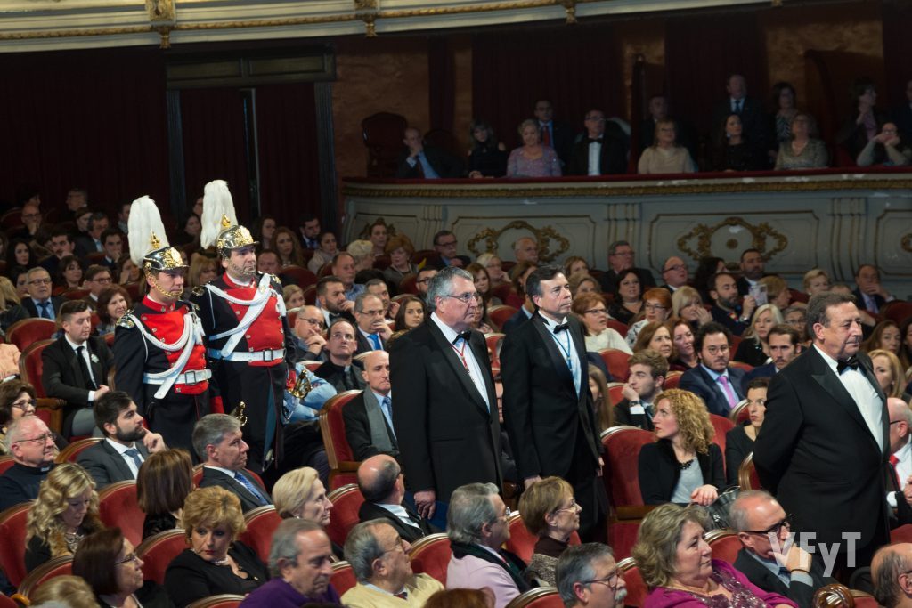 El mantendedor Alfonso Ussía (dcha.), acompañado por Enric Esteve -presidente de Lo Rat Penat- y de Vicent Navarro -presidente del Jocs Florals. Foto de Manolo Guallart.