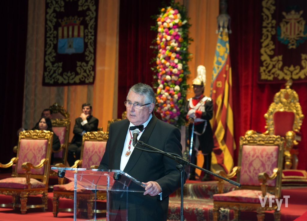 Enric Esteve, presidente de Lo Rat Penat en su discurso. Foto de Manolo Guallart.