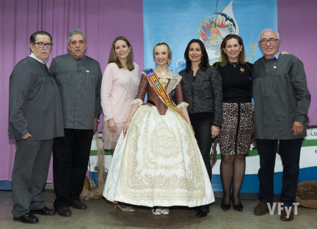 Estuvieron presentes en el acto tres Falleras Mayores de Valencia, que posan con los premiados y el presidente y Fallera Mayor de la Falla Barraca-Columbretes.