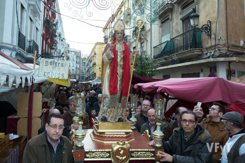 La procesión de San Blas entre el mercadillo ambulante de Ruzafa. Foto de Manolo Guallart.