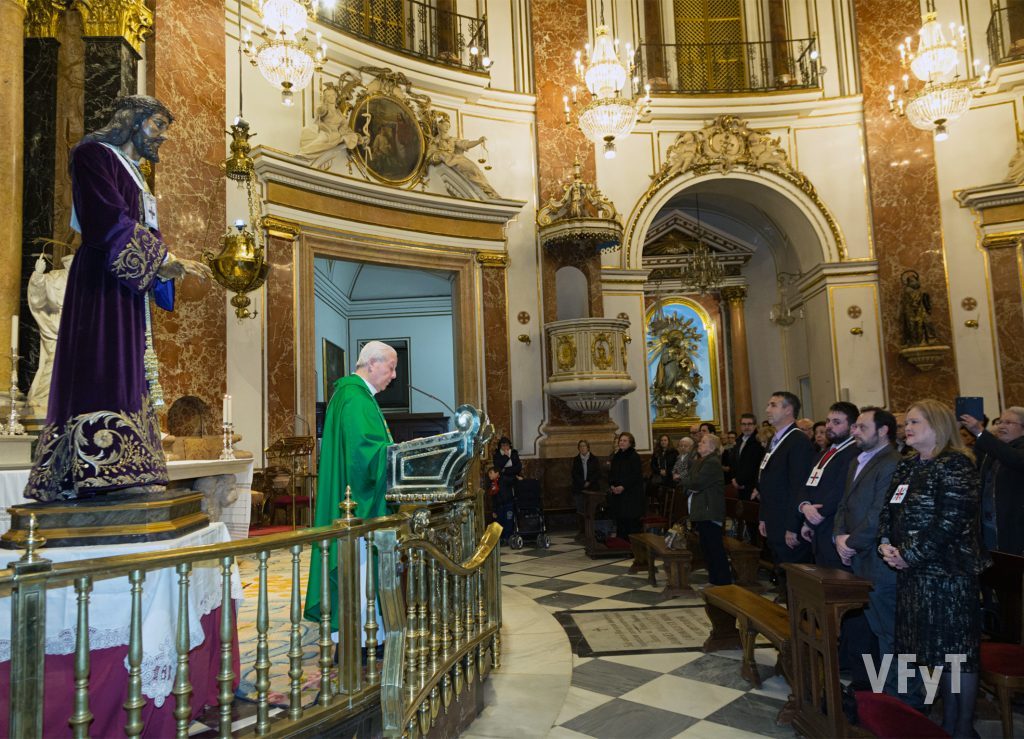 La cofradía de Jesús de Medinaceli del Grao, con su Clavariesa Mayor Carmen Sancho, ante su imagen en la Basílica de la Virgen. Foto de Manolo Guallart.