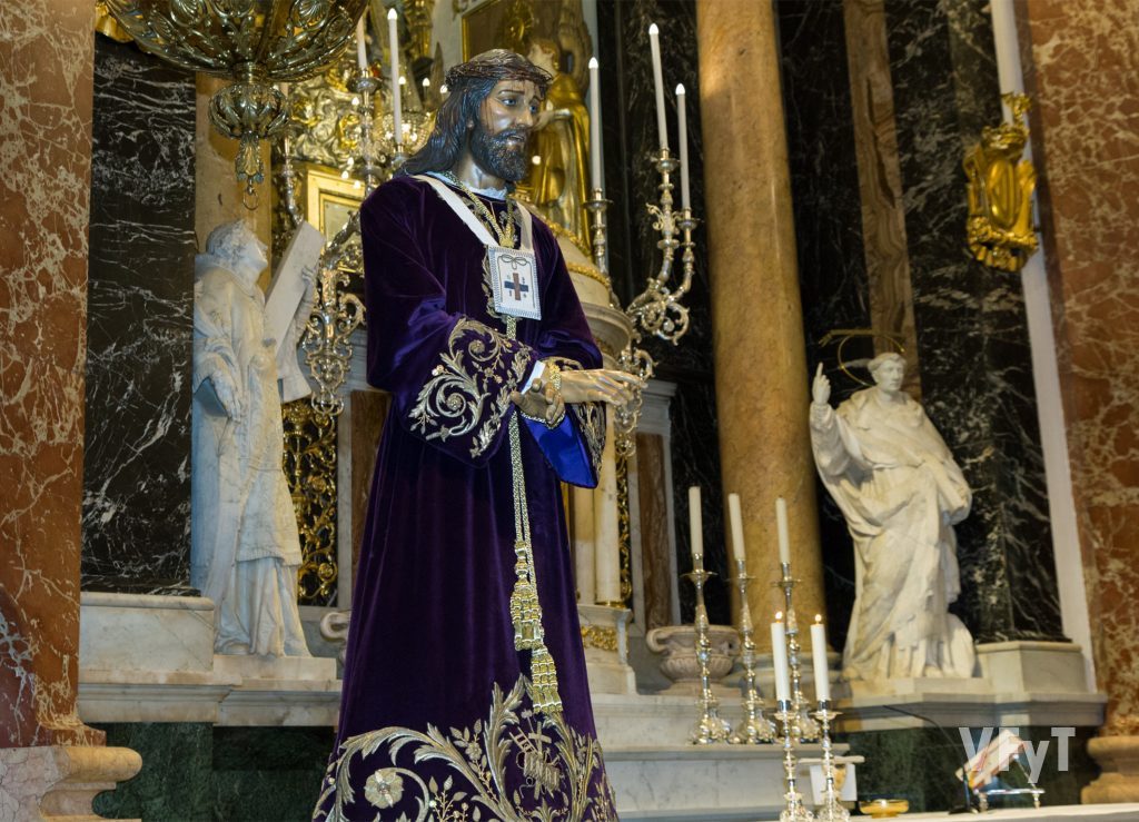 Jesús de Medinaceli en el altar mayor de la Basílica de la Virgen de los Desamparados, entre San Vicente Mártir y San Vicente Ferrer. Foto de Manolo Guallart.