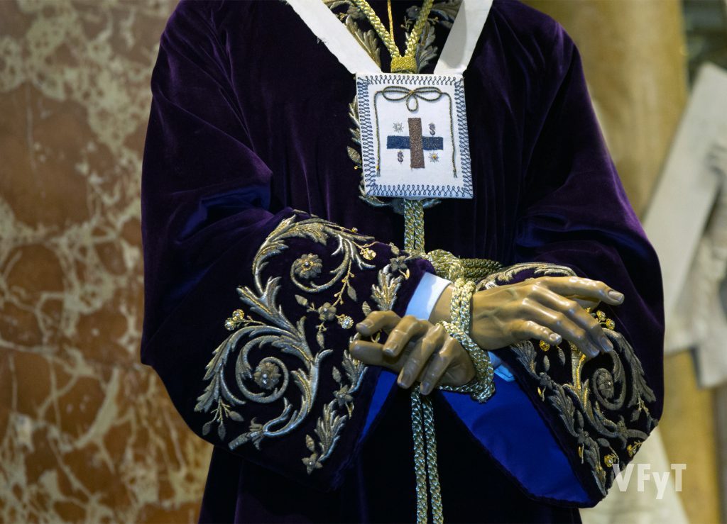 Detalle de la túnica restaurada de Jesús de Medinaceli. Foto de Manolo Guallart.